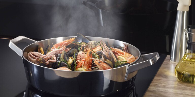 Para se iz posode dviga proti kuhinjski napi