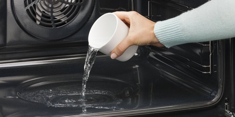 Nekdo v pečico naliva vodo