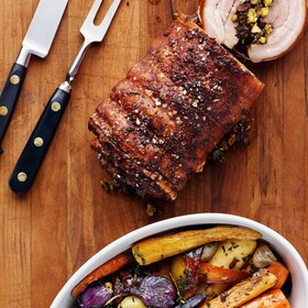 Zlato zapečena svinjska pečenka in hrustljava zimska zelenjava