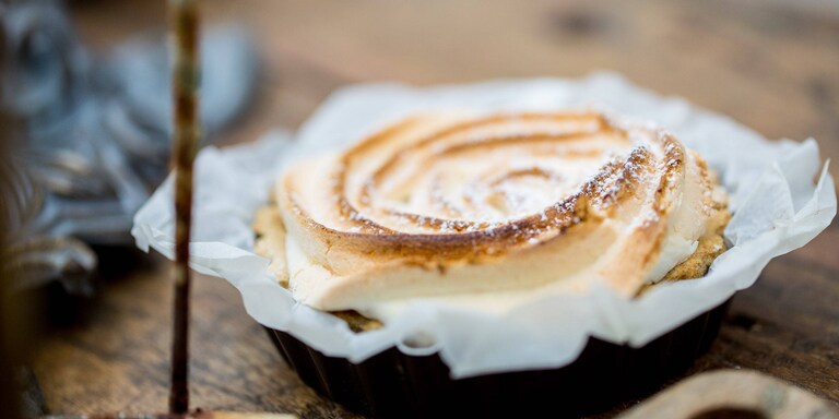 Limonova pita, prekrita z meringo