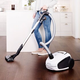 Ženska, ki uporablja Happy Vac