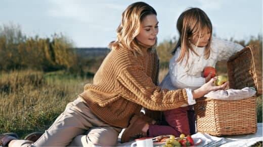 Ženska in punčka na pikniku