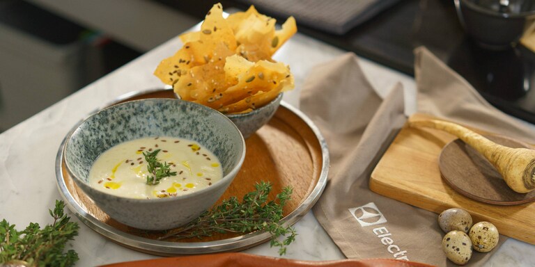 Season veggies soup with cereal chips